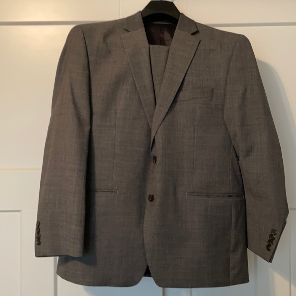 Men’s gray Chaps suit